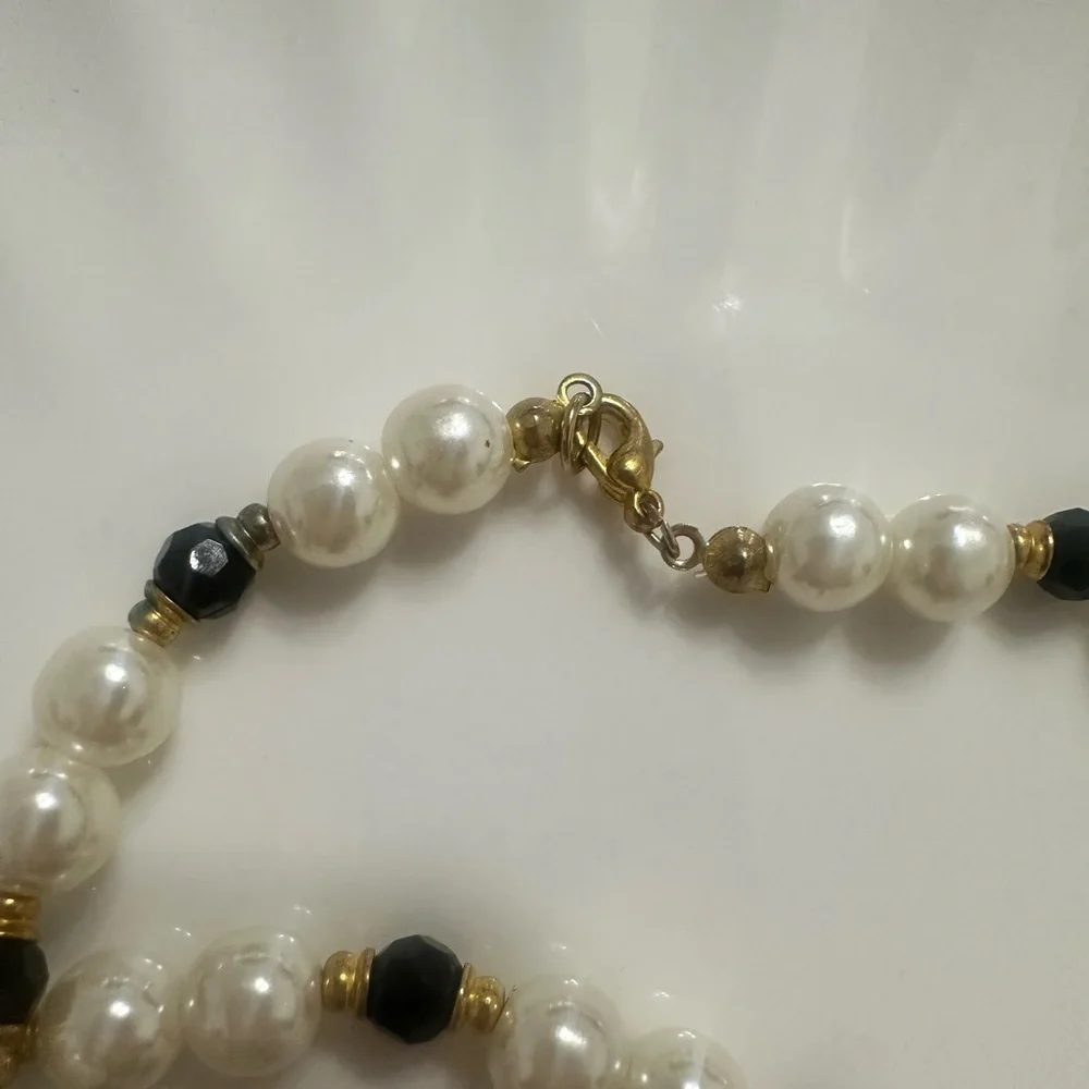 Glass Pearl & Black Faceted Beaded Necklace — Classic Gold Tone Vintage 28” - Picture 4 of 5